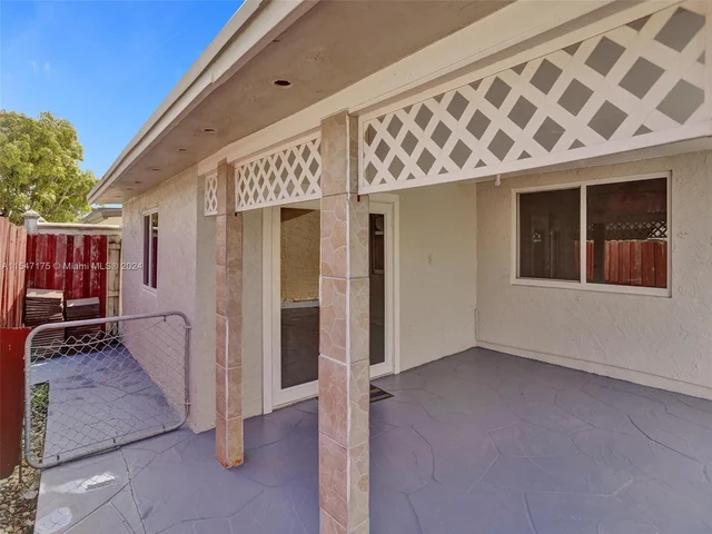 9075 NW 115th St, Hialeah Gardens FL 33018