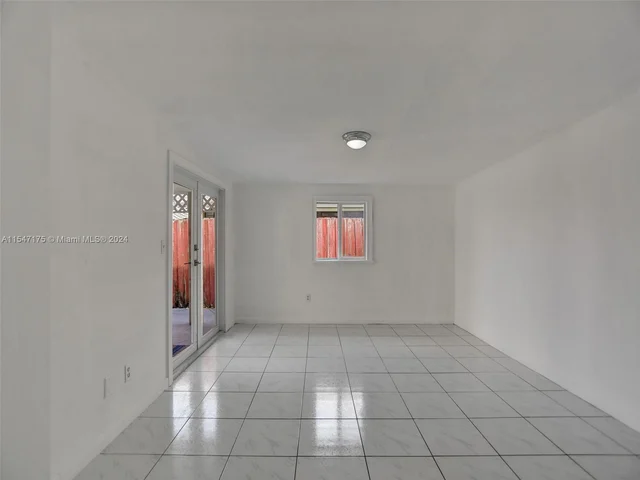 9075 NW 115th St, Hialeah Gardens FL 33018