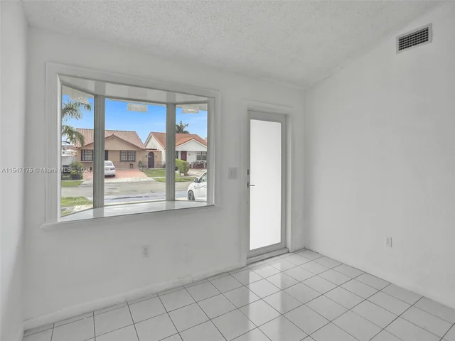 9075 NW 115th St, Hialeah Gardens FL 33018