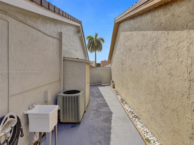 9075 NW 115th St, Hialeah Gardens FL 33018