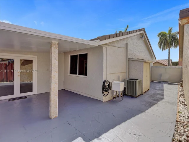 9075 NW 115th St, Hialeah Gardens FL 33018