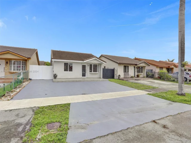 9075 NW 115th St, Hialeah Gardens FL 33018