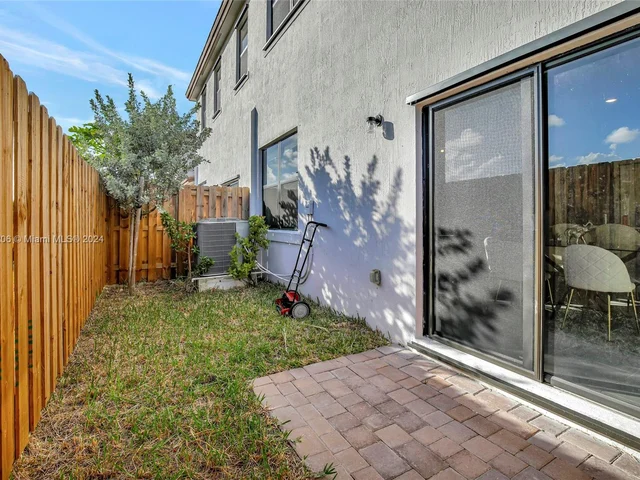 10010 SW 231st Ln, Miami FL 33190