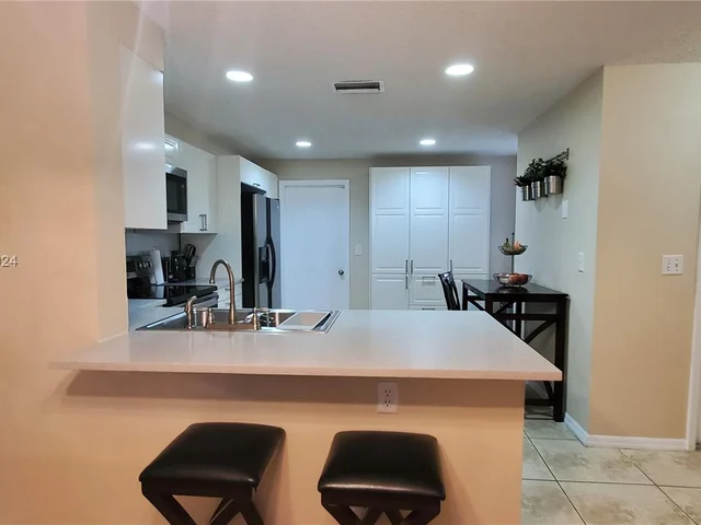 1376 Barcelona Way # 25, Weston FL 33327