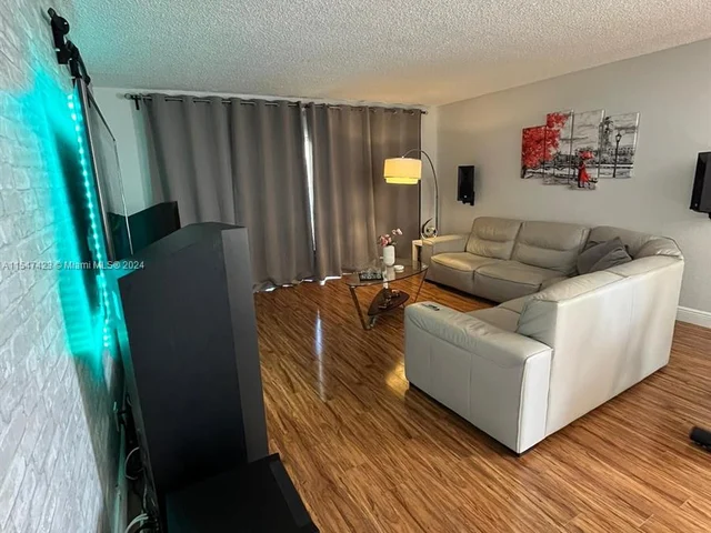 326 Lakeview Dr # 204, Weston FL 33326