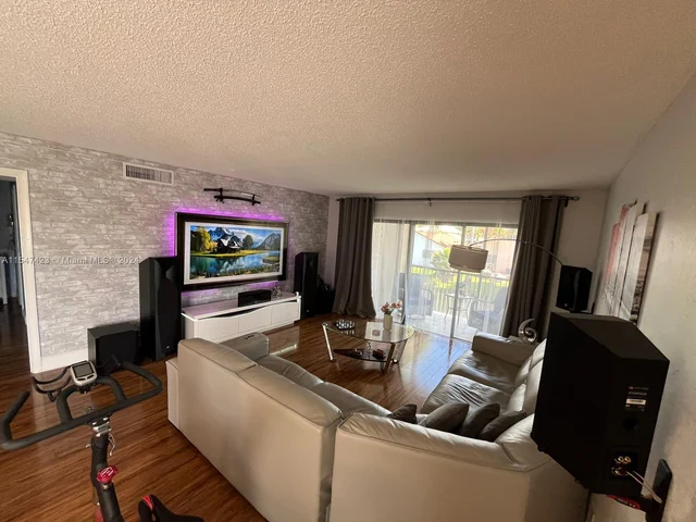 326 Lakeview Dr # 204, Weston FL 33326