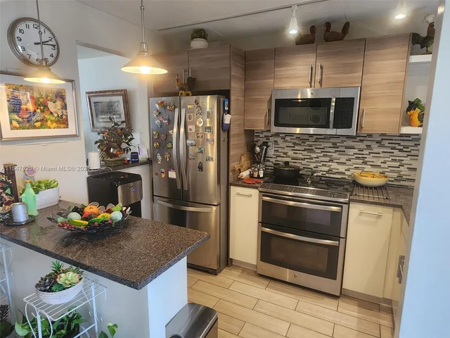 9281 Sunrise Lakes Blvd # 203, Sunrise FL 33322