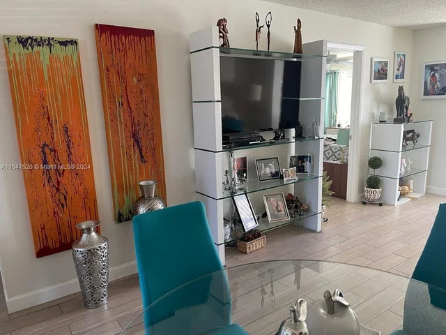 9281 Sunrise Lakes Blvd # 203, Sunrise FL 33322