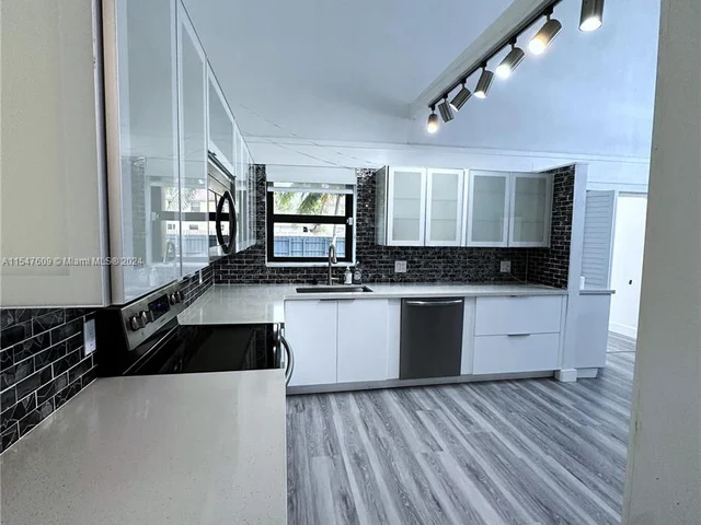 11323 SW 74th Ter, Miami FL 33173