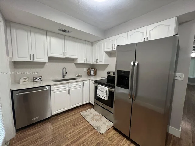 5801 Park Dr, Margate FL 33063