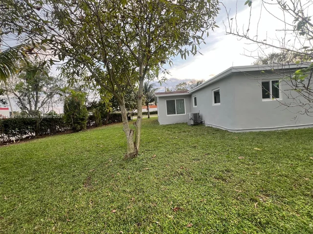 5801 Park Dr, Margate FL 33063