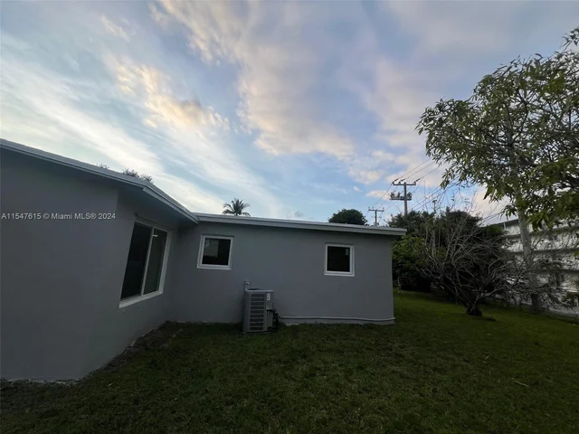 5801 Park Dr, Margate FL 33063