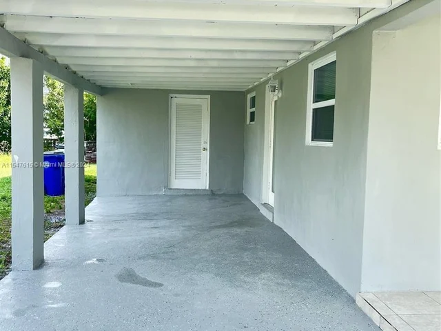 5801 Park Dr, Margate FL 33063