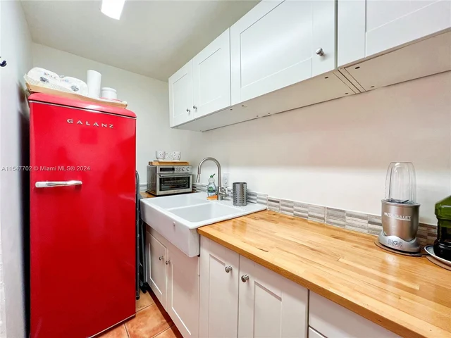 7300 Ocean Ter # 100, Miami Beach FL 33141