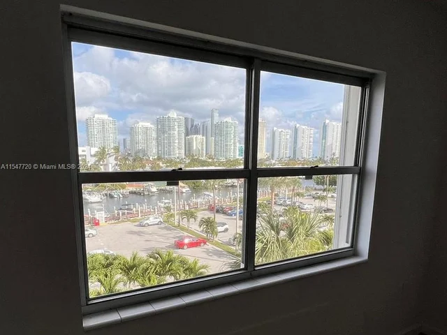 400 Kings Point Dr, Sunny Isles Beach FL 33160