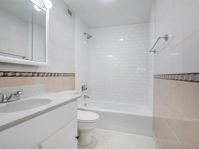 400 Kings Point Dr, Sunny Isles Beach FL 33160