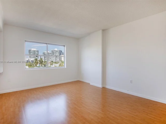 400 Kings Point Dr, Sunny Isles Beach FL 33160