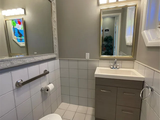 1061 Bimini Ln, Riviera Beach FL 33404