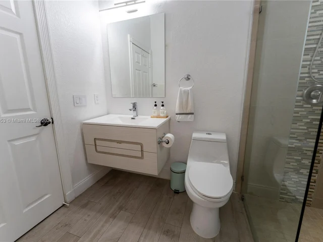 4021 E Lake Estates Dr, Davie FL 33328