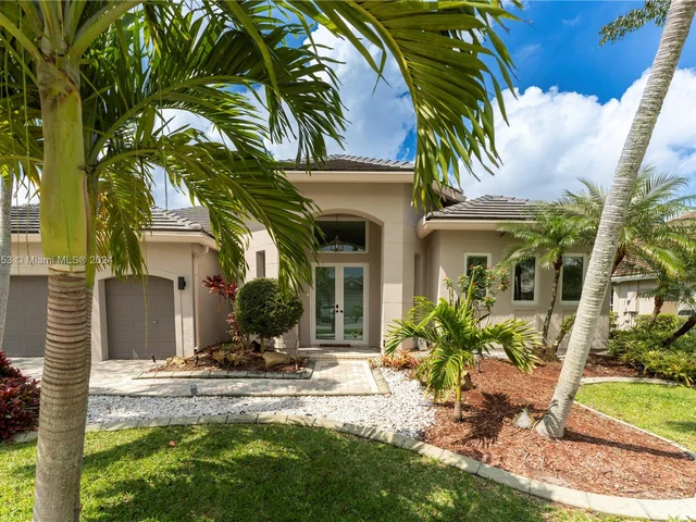 4021 E Lake Estates Dr, Davie FL 33328