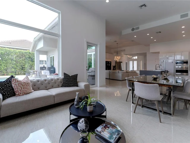 4021 E Lake Estates Dr, Davie FL 33328