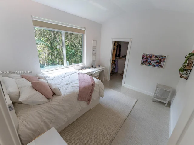 4021 E Lake Estates Dr, Davie FL 33328