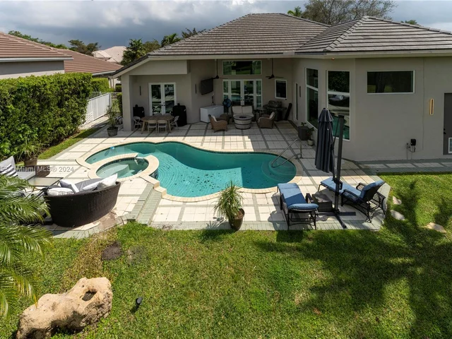 4021 E Lake Estates Dr, Davie FL 33328