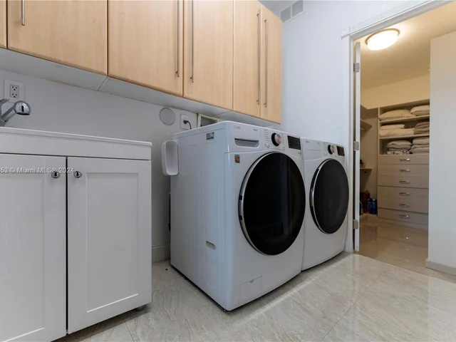 4021 E Lake Estates Dr, Davie FL 33328