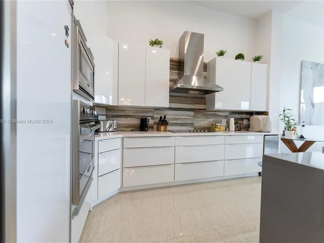 4021 E Lake Estates Dr, Davie FL 33328