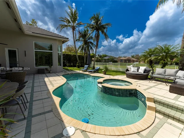 4021 E Lake Estates Dr, Davie FL 33328