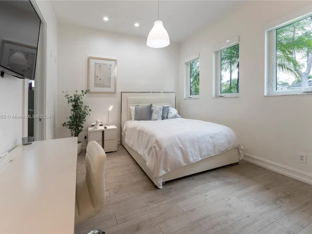 4021 E Lake Estates Dr, Davie FL 33328