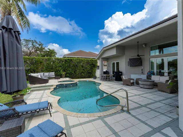 4021 E Lake Estates Dr, Davie FL 33328