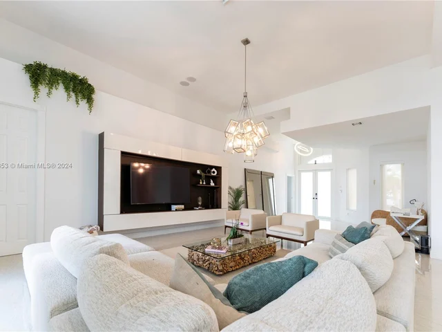 4021 E Lake Estates Dr, Davie FL 33328