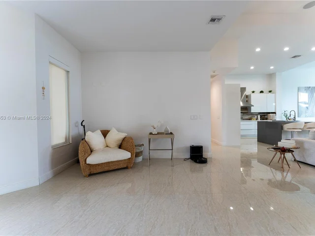 4021 E Lake Estates Dr, Davie FL 33328