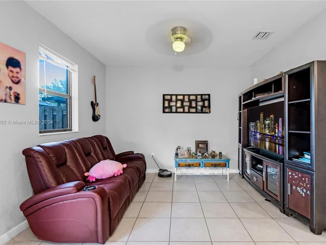 3385 SE 1st St, Homestead FL 33033