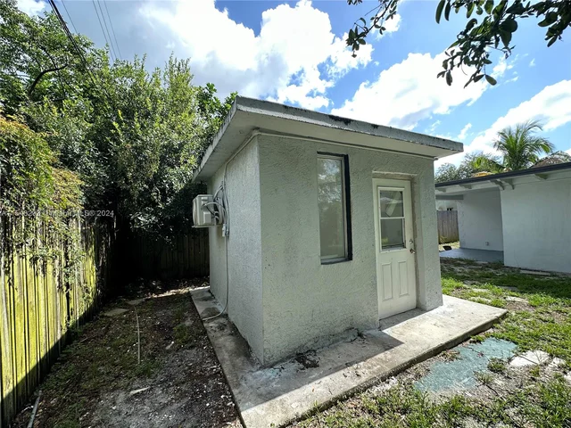 417 NW 14th Way, Fort Lauderdale FL 33311