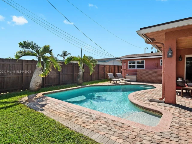 7671 NW 15th Ct, Pembroke Pines FL 33024