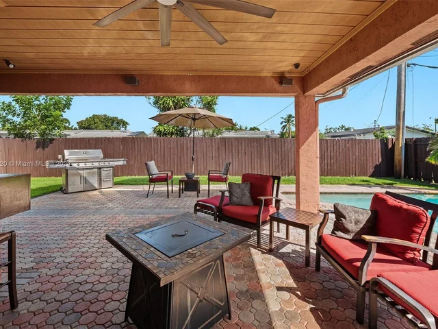 7671 NW 15th Ct, Pembroke Pines FL 33024