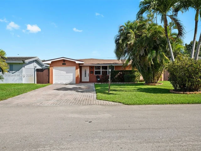 7671 NW 15th Ct, Pembroke Pines FL 33024