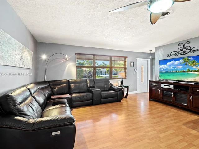 7671 NW 15th Ct, Pembroke Pines FL 33024