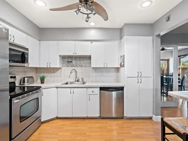 7671 NW 15th Ct, Pembroke Pines FL 33024