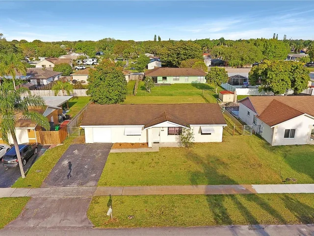 1011 SW 127th Ter, Davie FL 33325