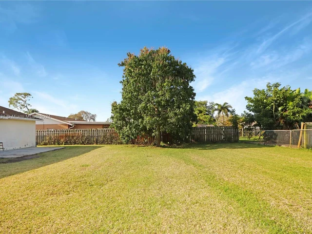 1011 SW 127th Ter, Davie FL 33325