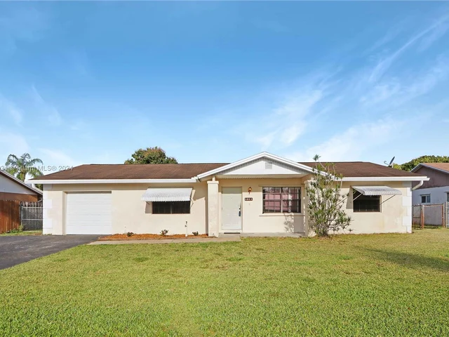 1011 SW 127th Ter, Davie FL 33325