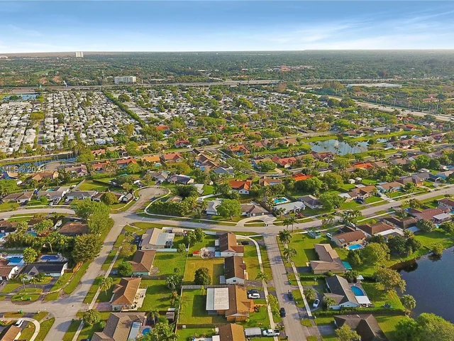 1011 SW 127th Ter, Davie FL 33325