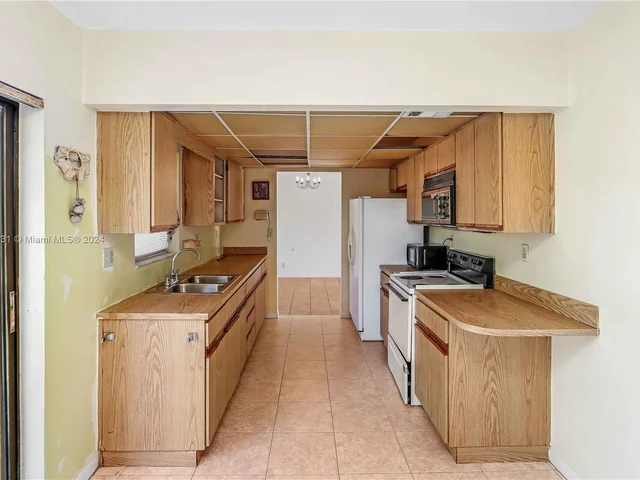 1011 SW 127th Ter, Davie FL 33325