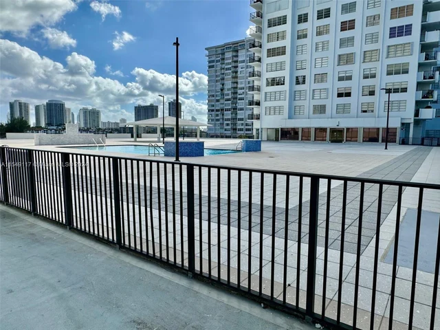 2780 NE 183rd St # 302, Aventura FL 33160