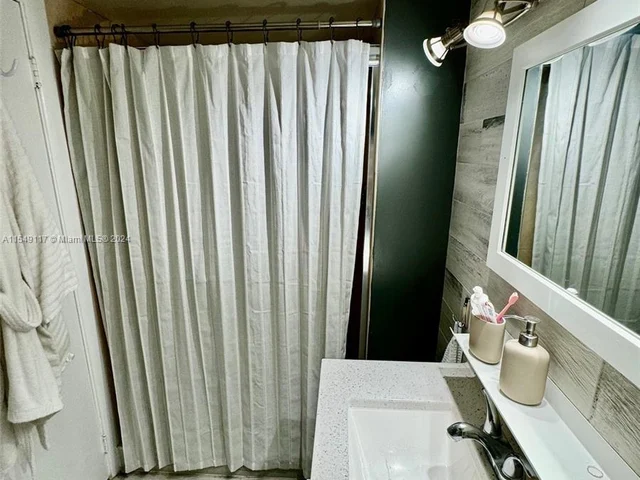 2780 NE 183rd St # 302, Aventura FL 33160