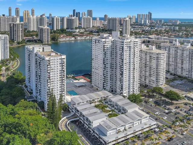 2780 NE 183rd St # 302, Aventura FL 33160