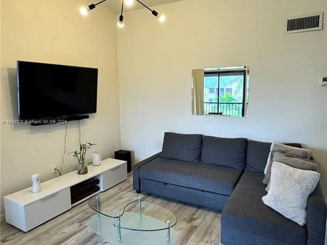 910 Constitution Dr # 910E, Homestead FL 33034